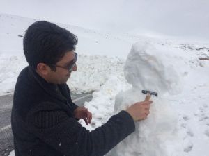 Zamanlarını Boşa Hacamamak İçin Kardan Adam Yaptılar