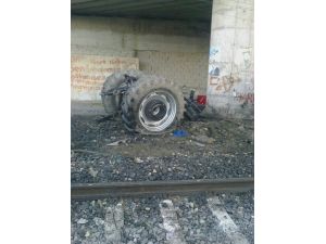 Trenin Çarptığı Traktör İkiye Ayırdı : 1 Yaralı