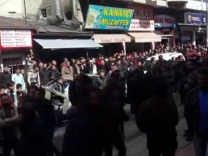 PKK yandaşları Cuma namazında eylem yaptı