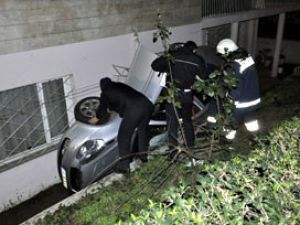 Kadın sürücü bahçeye daldı