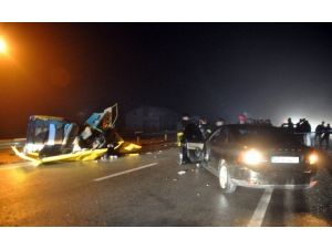 Otomobiller Kafa Kafaya Çarpıştı: 2 Ölü, 1 Yaralı