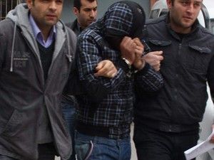 Kantin hırsızları ceplerinde çikolatalarla yakalandı