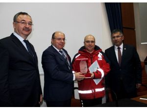 Sağlıkçılara Plaket Ve Teşekkür Belgesi