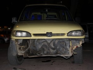 Hafif ticari aracın tamponu çalındı