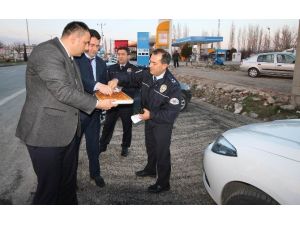 Beyşehir’de Uygulama Yapan Polislere Baklava İkramı