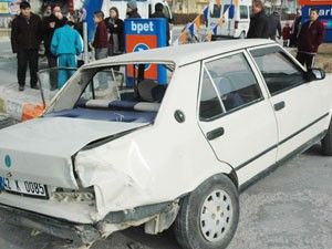 Minibüs otomobile çarptı: 2 yaralı