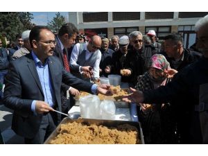 Uşak’ta Başkanlar, Şehitlerin Ruhu İçin Un Helvası Dağıttı