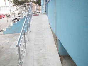 Emniyete engelli merdiveni yapıldı