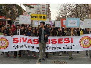 Sivas Lisesi, Yaşlılığa Dikkat Çekmek İçin Yürüyüş Düzenledi