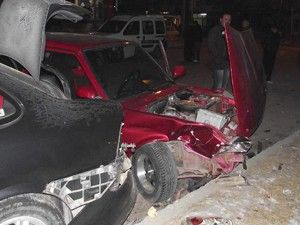 Otomobil park halindeki araçlara çarptı