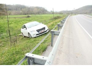 Yoldan Çıkan Otomobil Tarlaya Uçtu