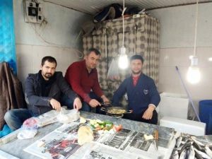 Balık Satıcısından Müşterilere Pişmiş Balık İkramı