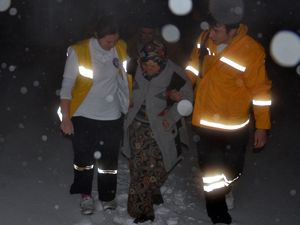 Hastaya giden ambulans karda mahsur kaldı