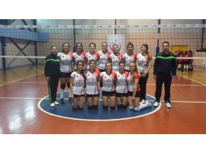 Esra Karakaya Lisesi Kız Voleybol Takımı Sakarya’dan Memnun Dönmedi