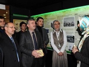 Akyürek, 'Seyyah-ı Alem Sergisi'ni gezdi
