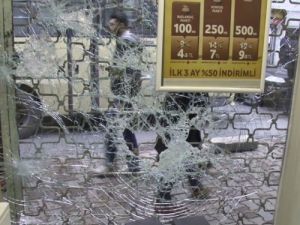 Örgüt yandaşları, telefon bayiini yağmaladı