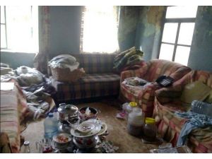 Çöp Evde Yaşayan Aileye Milas Belediyesi El Uzattı