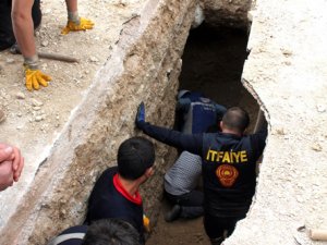 Kanalizasyon Çukuruna Düşen İşçiyi İtfaiye Kurtardı