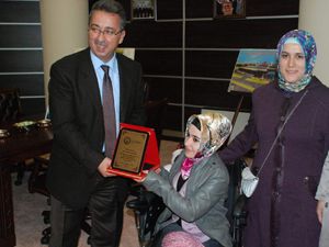 Engelli kursiyerden Hançerli'ye teşekkür plaketi