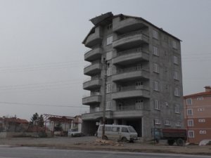 Beyşehir'de şiddetli fırtına çatıyı uçurdu