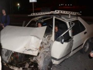Otomobil ağaca çarptı: 2 yaralı