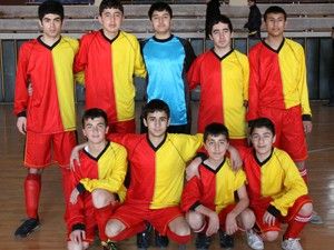 Gençler futsalda yarışıyor