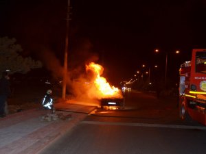 1 saat önce aldığı otomobili alev alev yandı