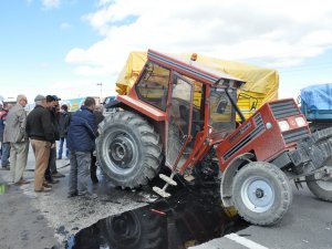 Traktör ile otomobil çarpıştı: 3 yaralı