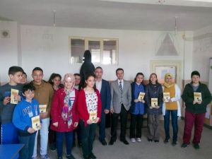 Eğitimci Yazar Ahmet Öztürk Yeniköy’de Öğrencilerle Bir Araya Geldi