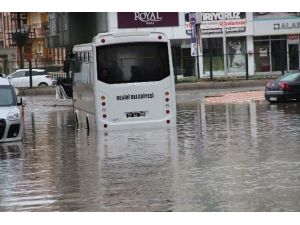 Halk Otobüsü Yağmur Suyunda Mahsur Kaldı