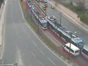 Tramvayı sollarken tramvaya çarptı