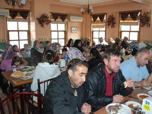 Depremzedelere yemek ikram edildi