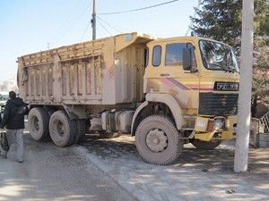 Çalıştırmak istediği kamyonun altında kaldı