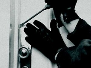 Hırsız kapıyı içeriden kilitleyip kaçtı