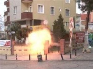 AK Parti Kartal irtibat bürosuna bomba bırakıldı