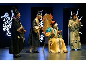 “turandot Ve Aklayıcılar Kongresi” Tiyatroseverlerle Buluştu