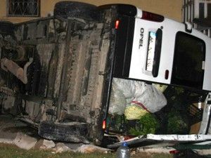 Direksiyonu kilitlenen minibüs cami duvarına çarpt