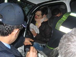 Ağaca çarpan otomobilde can pazarı