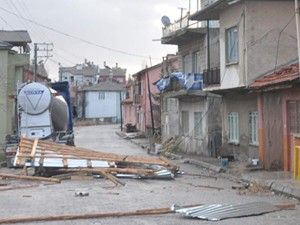 Konya'da şiddetli lodos evin çatısını uçurdu