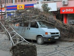 Akşehir'de şiddetli lodos