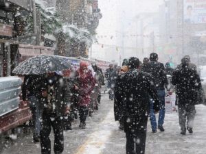 Van’da Lapa Lapa Kar Yağışı