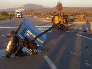 Otomobille Çarpışan Traktör Ortadan İkiye Ayrıldı