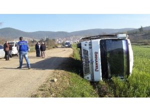 Servis Minibüsü Devrildi