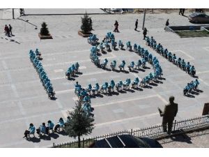 Akdağmadeni İmam Hatip Ortaokulu Öğrencileri Meydana Arapça ‘oku’ Yazdı