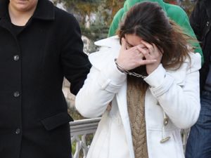 Hırsızlık zanlısı kadın son model araçla yakalandı