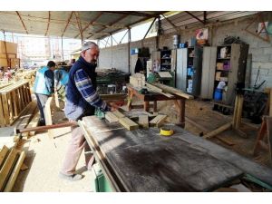 Erdemli Belediyesi Marangoz Atölyesi Fabrika Gibi Çalışıyor