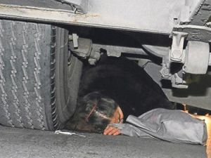 Otobüsün altında can pazarı