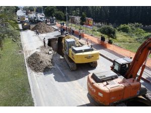 Patlayan Kanalizasyon Şebekesi Yol Kapattırdı