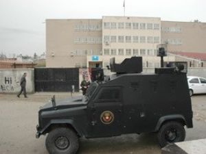 PKK yandaşları okulu bastı!