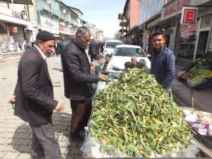 Malazgirt’te Baharın Müjdecisi Çiriş Tezgâhlarda Yerini Aldı